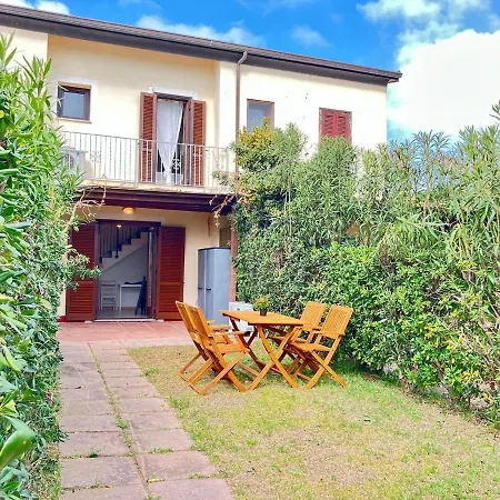 Baia Delle Mimose, A Pochi Passi Dal Mare Apartment